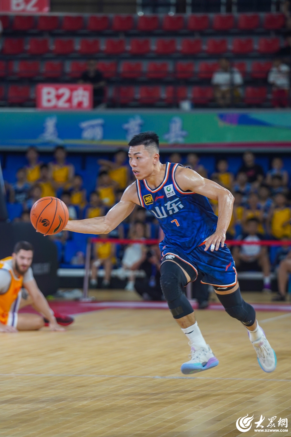 爱游戏娱乐-加时末段山东男篮调整名单以备欧超杯；更衣室发声环节打磨；赛场秩序良好；更衣室氛围转暖的简单介绍