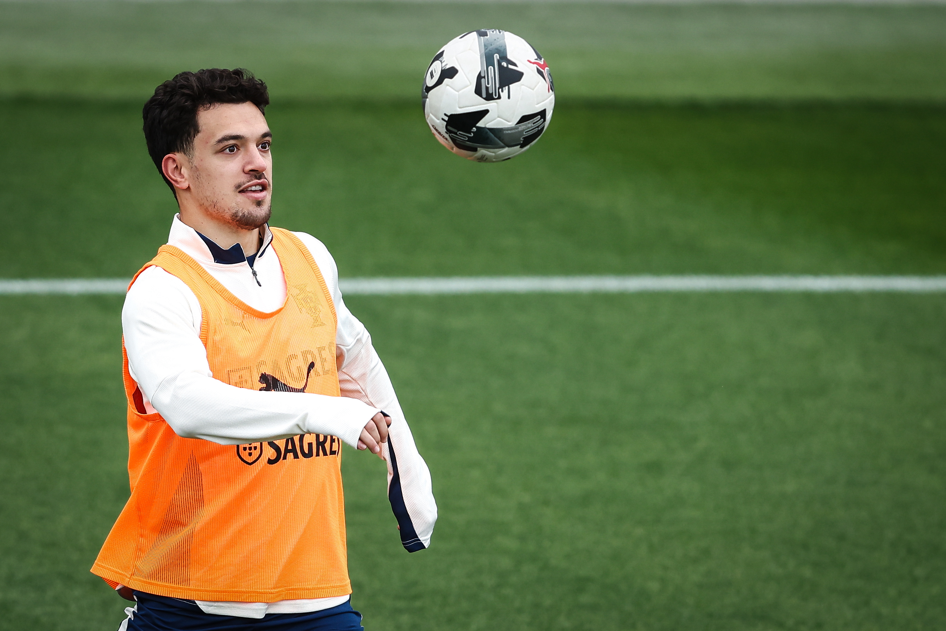 爱游戏娱乐-包含葡萄牙体育训练开放日，赛前官宣签约引欢呼，CBA季后赛在即，控场能力受关注的词条