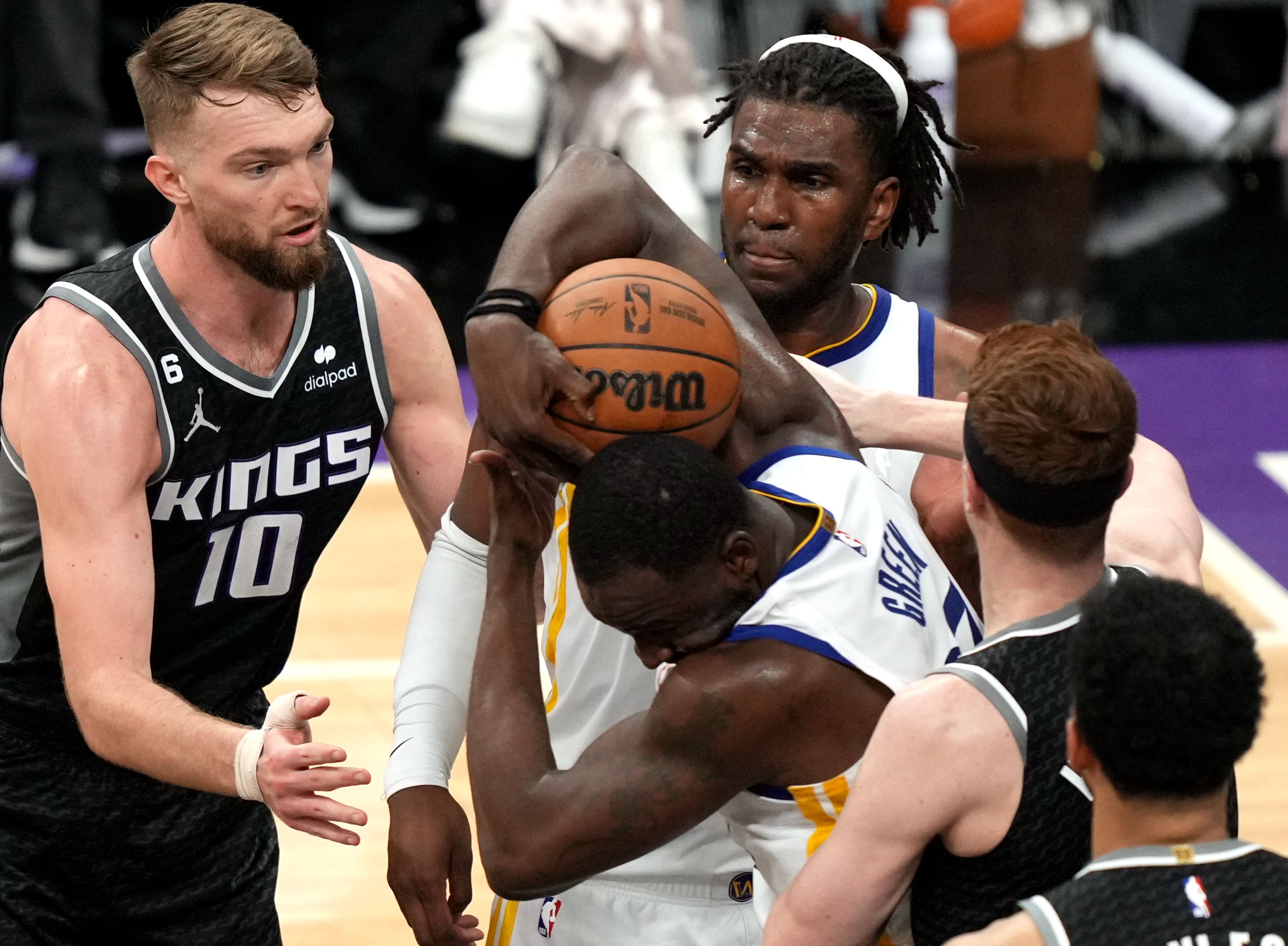 包含清晨NBA季后赛传出新动向，萨克拉门托国王内部沟通，管理层表态——悬念犹存，球探报告显示潜力的词条