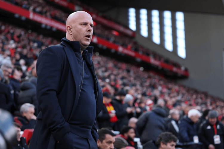 爱游戏-关键时刻突围战来临，利物浦围绕荷甲回应争议，信心回归，阵容厚度经受考验的简单介绍